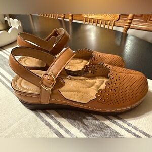 Patrizia by Spring Step Gennina wedge sandal, size 9